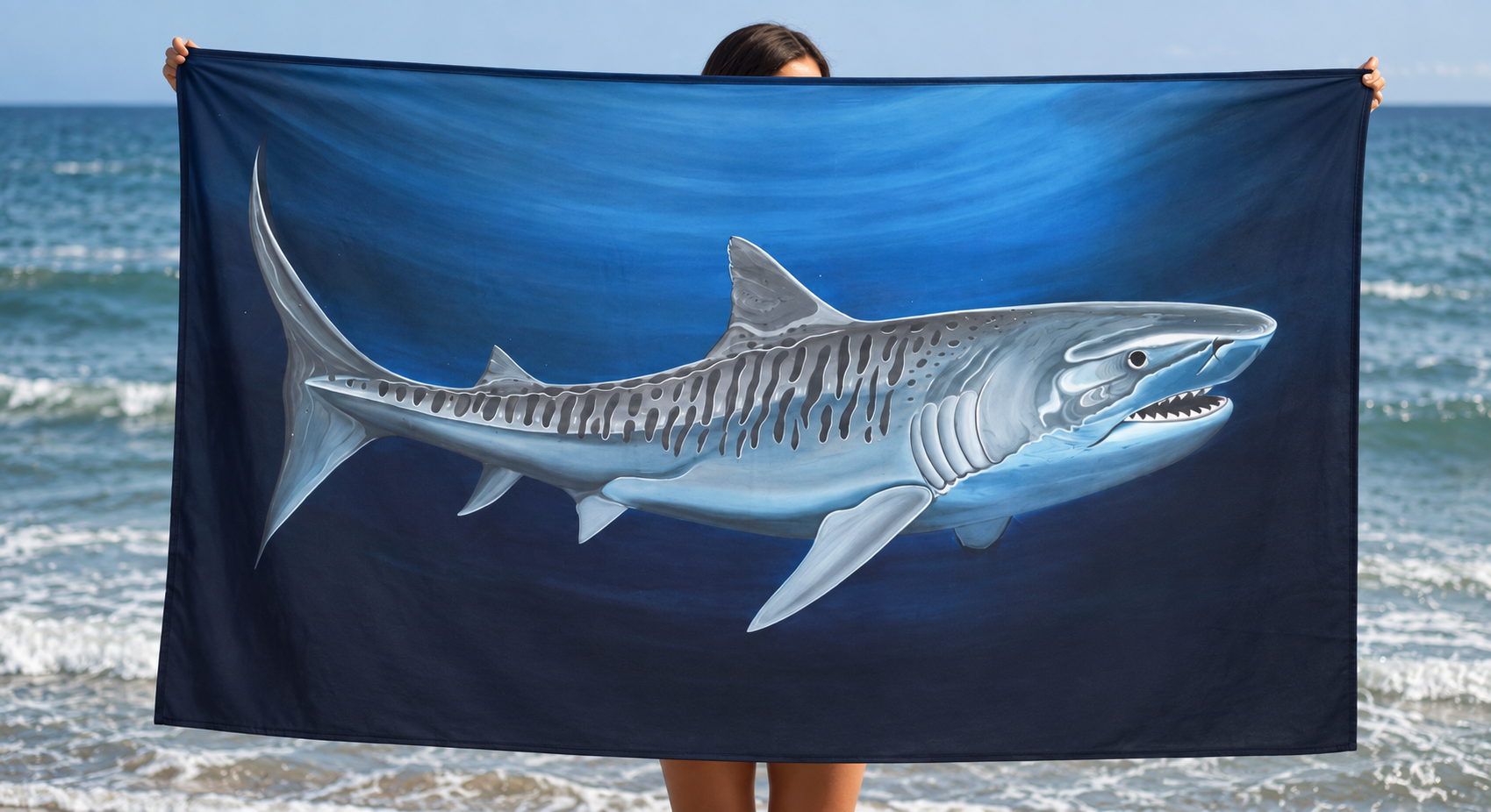 Canga Tubarão-tigre estampada com a pintura de Sandy Pintora, segurada na praia